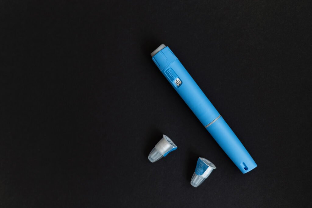 Lápis anti-injeção de medicamentos estará com agulhas em um fundo preto